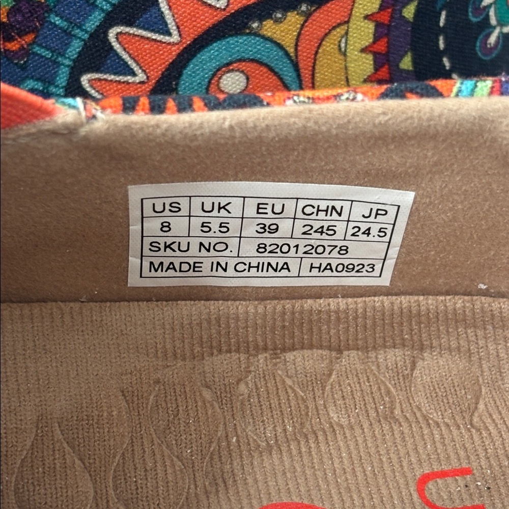 UIN shoes barely worn! Size 8 - Picture 3 of 6